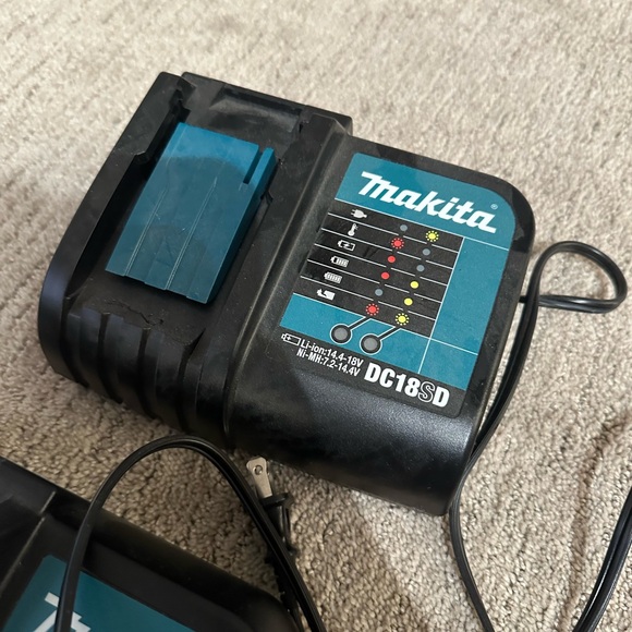 2 Makita DC18SD Chargers - Picture 3 of 7